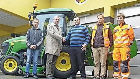 Einen neuen Traktorrasenmäher nennt der Bauhof Ebern seit einigen Tagen sein Eigen. Nicklas Hofmann (Mitte), Landtechnik Hofheim, übergab ihn an Bürgermeister Jürgen Hennemann (Zweiter von links) und die Mitarbeiter des Bauhofes, Mario Richter (links) und Kfz-Meister Daniel Appel sowie Bauhofleiter Christian Raehse (von rechts).  Foto: Will