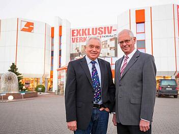 Wolfgang Schulze (links) und Werner Büchner haben in den vergangenen fünf Jahrzehnten die Entwicklung der Rödentaler Schulze-Möbelstadt maßgeblich geprägt. Foto: Schulze