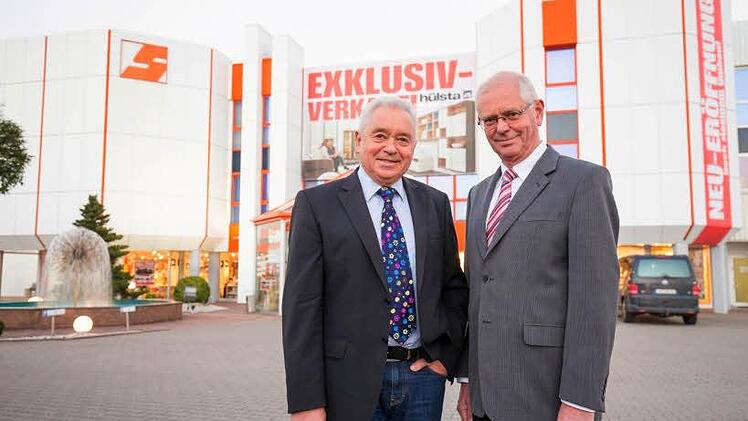 Wolfgang Schulze (links) und Werner Büchner haben in den vergangenen fünf Jahrzehnten die Entwicklung der Rödentaler Schulze-Möbelstadt maßgeblich geprägt. Foto: Schulze