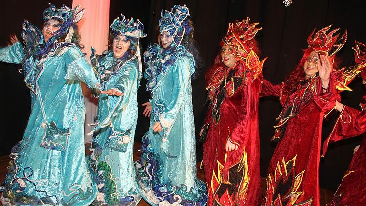 Erde, Feuer, Wasser, Luft - die vier Elemente, dargestellt von der Gruppe "Cappuccino", waren ein ausgesprochener Blickfang beim Weiberfasching in Stadtsteinach. Fotos: Sonny Adam
