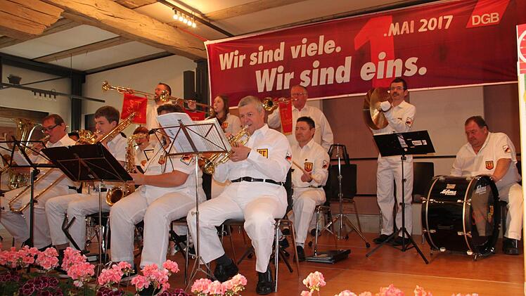 Mit flotten Tönen umrahmte der Schneyer Spielmannszug die Veranstaltung. Foto: Stephan Stöckel.