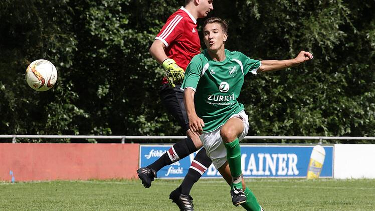 TSG-Torwart Philipp Stößel foult Jan Hegenwald und erhält dafür die Gelbe Karte.