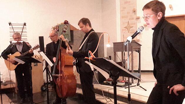 Einen eindrucksvollen Rockgottesdienst unter dem Motto "Ver&auml;nderungen" gestalteten in der Friedenskirche (von rechts) Katharina Eberlein-Braun, Thomas Braun, Armin Haas und Gerd Kirchner. Im Mittelpunkt des Abends standen Lieder von Neil Young und Texte von Lothar Zenetti.Rolf Pralle