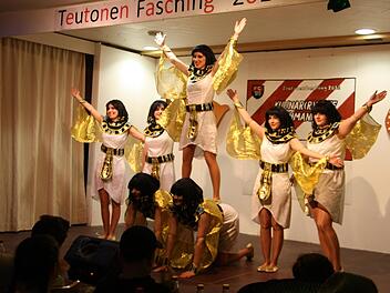 Die Elferratsgarde aus Münnerstadt zeigt ihren Show-Tanz. Foto: Matthias Nöth
