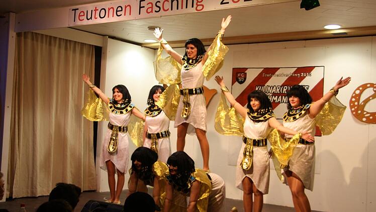 Die Elferratsgarde aus Münnerstadt zeigt ihren Show-Tanz. Foto: Matthias Nöth
