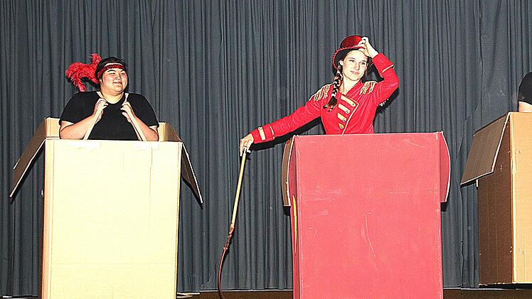 Zirkusdirektorin Sophie von Ponikau (Mitte) und ihre Pferdchen tanzten auf der Bühne.Dieter Britz