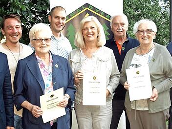 Stolz präsentieren die Geehrten ihre Urkunden und Treueabzeichen. Von links Jens Korn, 2. Obmann Björn Stumpf, Hilda Engelhardt (50), Obmann Daniel Brehm, Elfriede Brehm (25), Armin Götz (50), Elsa Reuther (50) und Werner Brehm (Ehrenzeichen in Bronze) Foto: sd