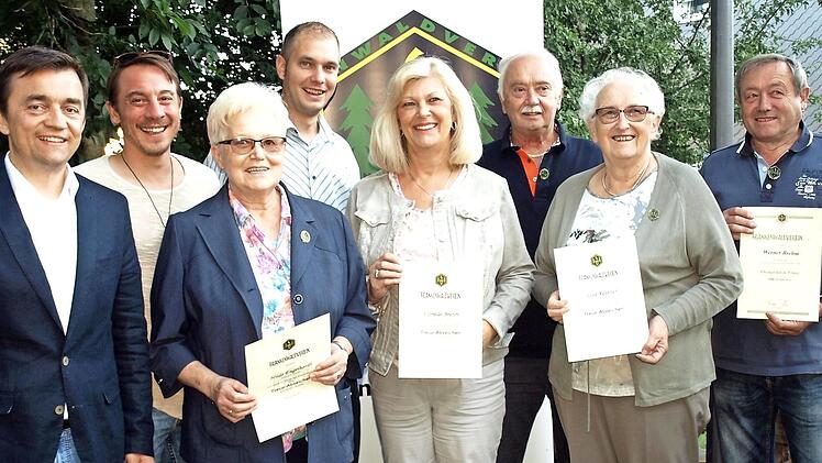 Stolz präsentieren die Geehrten ihre Urkunden und Treueabzeichen. Von links Jens Korn, 2. Obmann Björn Stumpf, Hilda Engelhardt (50), Obmann Daniel Brehm, Elfriede Brehm (25), Armin Götz (50), Elsa Reuther (50) und Werner Brehm (Ehrenzeichen in Bronze) Foto: sd