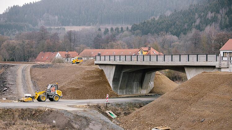 An der Brücke über die Straße nach Roßlach ist der Damm bereits gebaut. Foto: Marian Hamacher