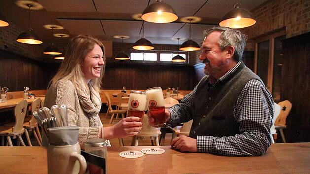 Stoßen auf die neue Brauerei an: Wirt Uwe Steinmetz mit Geschäftsführerin Laura FischerSebastian Schanz