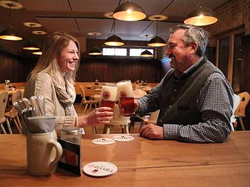 Stoßen auf die neue Brauerei an: Wirt Uwe Steinmetz mit Geschäftsführerin Laura FischerSebastian Schanz