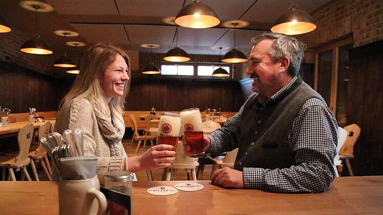 Stoßen auf die neue Brauerei an: Wirt Uwe Steinmetz mit Geschäftsführerin Laura FischerSebastian Schanz