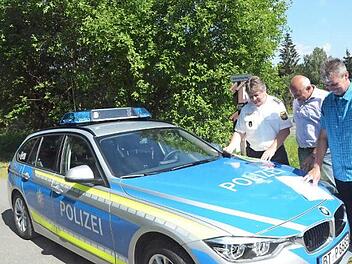 Sie stehen vor einer großen logistischen Herausforderung an der Wechselstation Schildwiese bei Kleintettau, wo die neunte Etappe des Rennsteig-Staffellaufes beginnt. Von links PHK Markus Löffler (Leiter PI Ludwigsstadt), Bürgermeister Peter Ebertsch, Stefan Wick (Organisationsteam- Wechselstation). Foto: K.- H. Hofmann