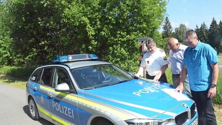 Sie stehen vor einer großen logistischen Herausforderung an der Wechselstation Schildwiese bei Kleintettau, wo die neunte Etappe des Rennsteig-Staffellaufes beginnt. Von links PHK Markus Löffler (Leiter PI Ludwigsstadt), Bürgermeister Peter Ebertsch, Stefan Wick (Organisationsteam- Wechselstation). Foto: K.- H. Hofmann