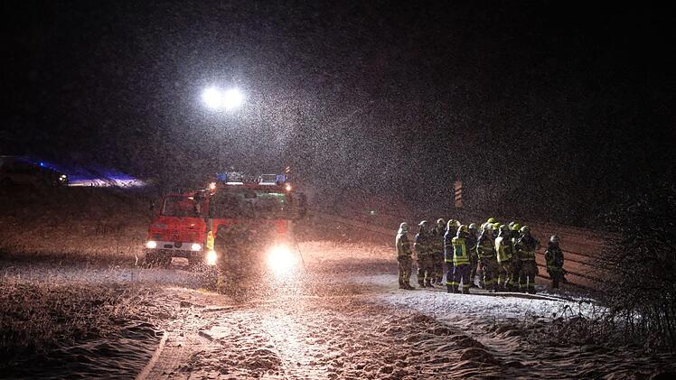 Starker Schneefall sorgte für ein Chaos in Mittelfranken. Am Donnerstag sowie in der Nacht auf Freitag war die Feuerwehr 315 Mal im Einsatz. Foto: NEWS5/Grundmann