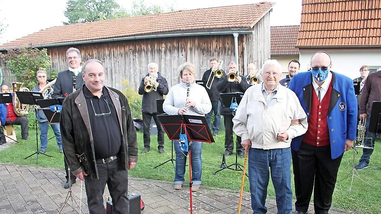 Für Heinz Geiger war es die schönste Überraschung, dass ihm "seine" Stadtkapelle musikalisch gratulierte. Mit im Bild Dirigent Thomas Besand (links) und Vorsitzender Roland Jonak (rechts) Foto: Sonny Adam