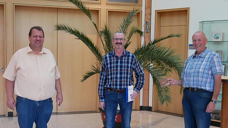 Schondras  Bürgermeister Bernold Martin (von links) vereidigt feierlich  Lothar Karges aus Singenrain zum Feldgeschworenen. Der Feldgeschworenen- Abgeordnete Hans Kober heißt ihn herzlich willkommen. Foto: Isabell Kober