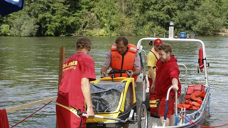 Ein besonderes Erlebnis war es für die Radfahrer, mit den Fähren der DLRG über den Main zu setzen.