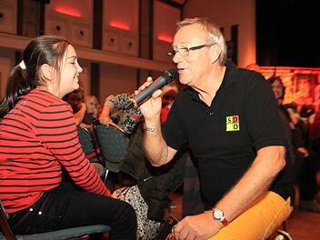 Lea Bayer geht in Neudrossenfeld zur Schule. Bei Dieter Breivogels Quizfragen hat sie schnell die richtigen Antworten parat.  Foto: Dagmar Besand
