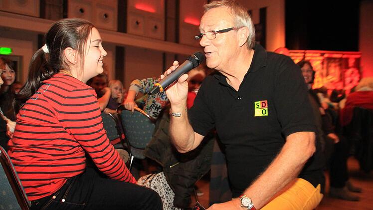 Lea Bayer geht in Neudrossenfeld zur Schule. Bei Dieter Breivogels Quizfragen hat sie schnell die richtigen Antworten parat.  Foto: Dagmar Besand