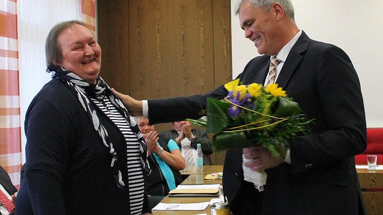 Bürgermeister Bernhard Storath (lrechts) verabschiedet Marktgemeinderätin Barbara Schmittinger.