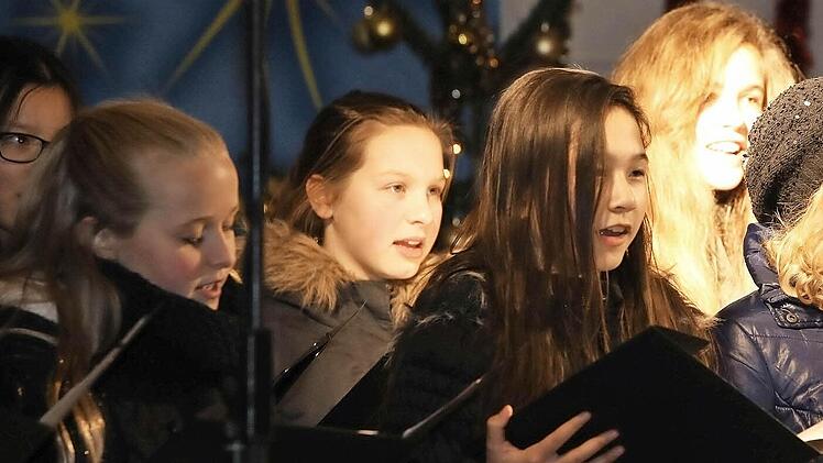 Der Chor des Gymnasiums war für das 15. Türchen des Adventskalenders zuständig.  Foto: Andreas Brandl