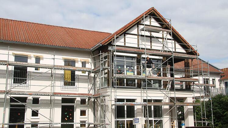 Noch ist das Seniorenheim in Marktleugast eingerüstet, doch die Umbauarbeiten gehen in die letzte Phase. Im November soll alles fertig sein. Foto: Sonja Adam