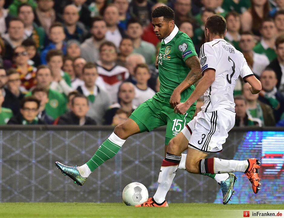 Deutschlands Jonas Hector (r) und Irlands Cyrus Christie kämpfen und den Ball.