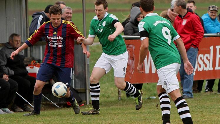 Der Roßstadter Tizian Pappenheimer (Zweiter von links) stemmt sich gegen den Stettfelder Stürmer Christian Höfler, der das 0:1 erzielte; rechts der Roßstadter Tobias Neundorfer.