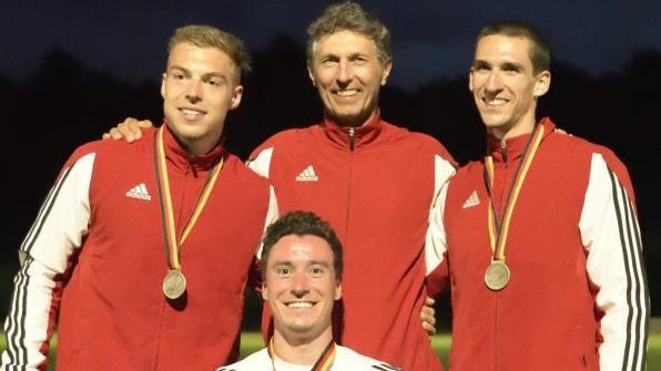 Trainer Peter Müller (hinten, Mitte) war stolz auf die Leistungen seiner Zehnkämpfer Marius Laib, Daniel Hoseus und André Zahl (v. l.)