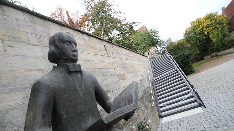 Nach rund zweieinhalb Monaten Bauzeit ist die Treppe am Marienplatz fertig - und damit kein Umweg mehr nötig, um die Stadtpfarrkirche St. Johannes oder den Melchior-Otto-Platz zu erreichen. Foto: Marian Hamacher