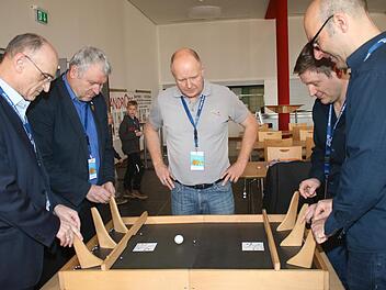 In einem spannenden Duell traten (von links) Landrat Wilhelm Schneider und Eberns Bürgermeister Jürgen Hennemann sowie  (von rechts) KJR-Geschäftsführer Frank Kupfer-Mauder und  Vorsitzender Daniel Fischer an. "Schiedsrichter" war Bernd Bullnheimer von "Main Connect".
