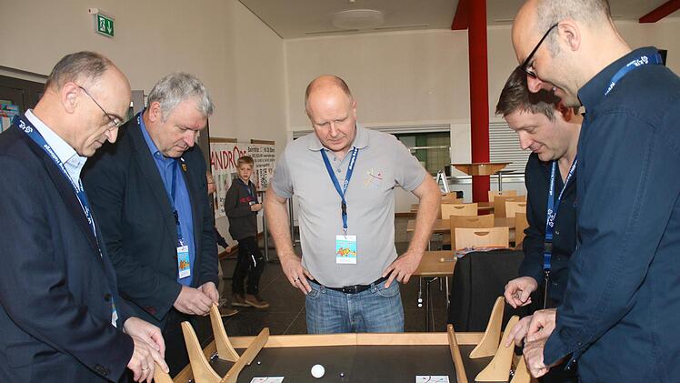 In einem spannenden Duell traten (von links) Landrat Wilhelm Schneider und Eberns Bürgermeister Jürgen Hennemann sowie  (von rechts) KJR-Geschäftsführer Frank Kupfer-Mauder und  Vorsitzender Daniel Fischer an. "Schiedsrichter" war Bernd Bullnheimer von "Main Connect".