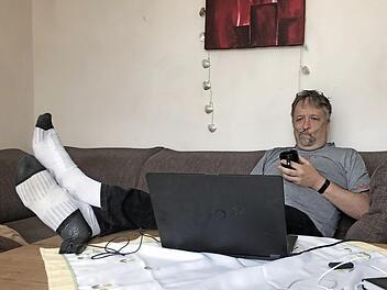 Schön wäre es, aber gerade so funktioniert Homeoffice nicht. Wer fertig werden will, sollte sich an ein paar Büroregeln halten.  Foto: Felix Busch