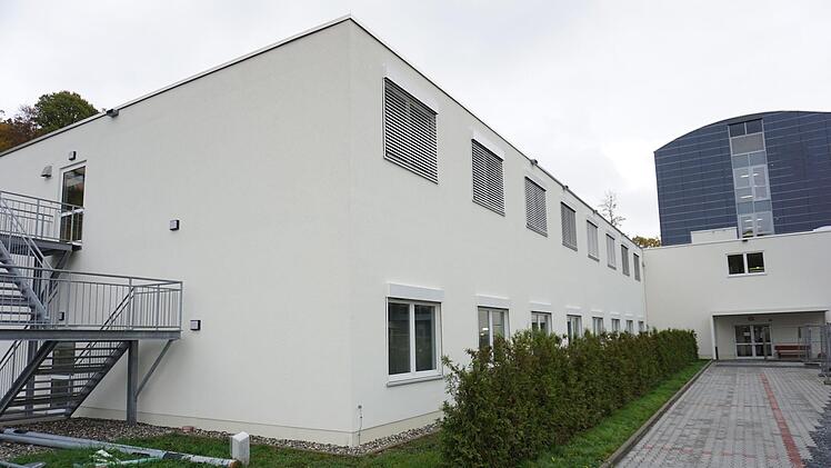 Noch liegt kein Patient auf der Corona-Station (links). Das Klinikum ist, so Geschäftsführerin Brigitte Angermann, für eine zweite Welle gerüstet. Foto: Klinikum