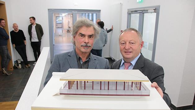 Christian Teichmann (links) und Landrat Thomas Bold stellten im November 2019 im Kreisausschuss das Modell der Musterwohnung des Zentrums f&uuml;r Telemedizin vor, das im fr&uuml;heren Telekomgeb&auml;ude (jetzt im Besitz des Landkreises) angesiedelt wird.  Teichmann sorgte jetzt f&uuml;r Unmut,  weil er eine Maulkorb-Maske im Kreisausschuss getragen hat.