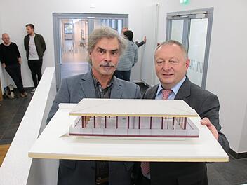 Christian Teichmann (links) und Landrat Thomas Bold stellten im November 2019 im Kreisausschuss das Modell der Musterwohnung des Zentrums für Telemedizin vor, das im früheren Telekomgebäude (jetzt im Besitz des Landkreises) angesiedelt wird.  Teichmann sorgte jetzt für Unmut,  weil er eine Maulkorb-Maske im Kreisausschuss getragen hat.