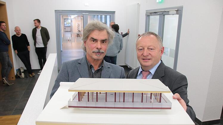 Christian Teichmann (links) und Landrat Thomas Bold stellten im November 2019 im Kreisausschuss das Modell der Musterwohnung des Zentrums für Telemedizin vor, das im früheren Telekomgebäude (jetzt im Besitz des Landkreises) angesiedelt wird.  Teichmann sorgte jetzt für Unmut,  weil er eine Maulkorb-Maske im Kreisausschuss getragen hat.