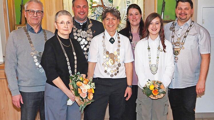 „Das neue Pettstadter Königshaus: Aufgelegtkönig Richard Pfeuffer, Bogenkönigin Silke Fischer, Schützenkönig Alexander Hummel, Schützenkönigin Stefanie Först, Vize-Königin Daniela Kubec, Jugendkönigin Luisa Kubec und Pistolenkönig Stephan Kaiser; ...