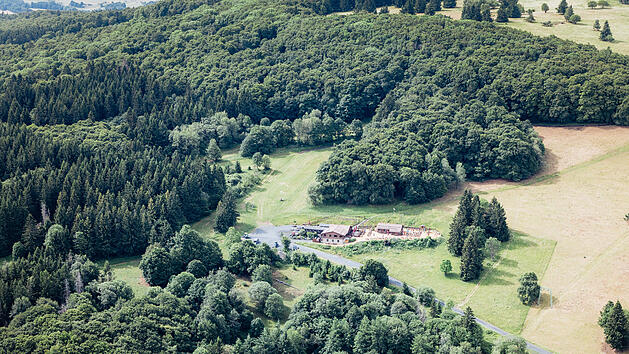 Am Kreuzberg bei Bischofsheim im Landkreis Rh&ouml;n-Grabfeld liegt auf rund 850 Metern H&ouml;he die Gem&uuml;ndener H&uuml;tte, welche zu den Favoriten unserer Leser geh&ouml;rt.