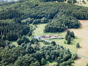 Am Kreuzberg bei Bischofsheim im Landkreis Rh&ouml;n-Grabfeld liegt auf rund 850 Metern H&ouml;he die Gem&uuml;ndener H&uuml;tte, welche zu den Favoriten unserer Leser geh&ouml;rt.