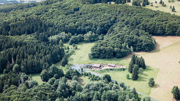 Am Kreuzberg bei Bischofsheim im Landkreis Rh&ouml;n-Grabfeld liegt auf rund 850 Metern H&ouml;he die Gem&uuml;ndener H&uuml;tte, welche zu den Favoriten unserer Leser geh&ouml;rt.