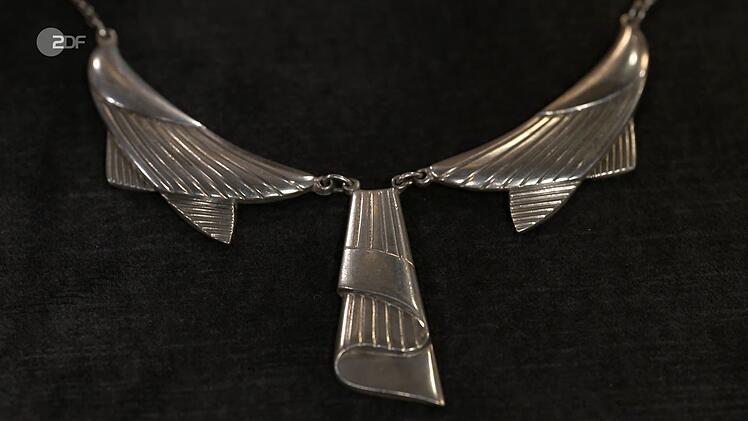 Was au&szlig;erdem verkauft wurde: Das Silber-Collier von WMF aus den 1920er- bis 30er-Jahren bewertete die Expertin mit 100 bis 150 Euro.