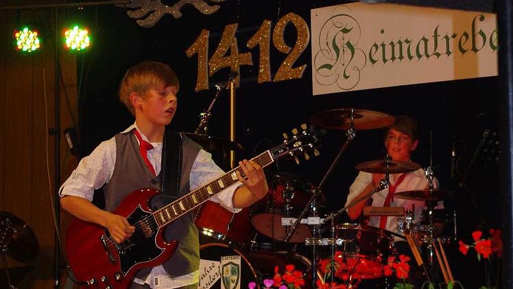 Die "Spitzentalente" 2012 (von links) Simon Porzelt und Max Dressel rockten zu ACDC-Klängen.