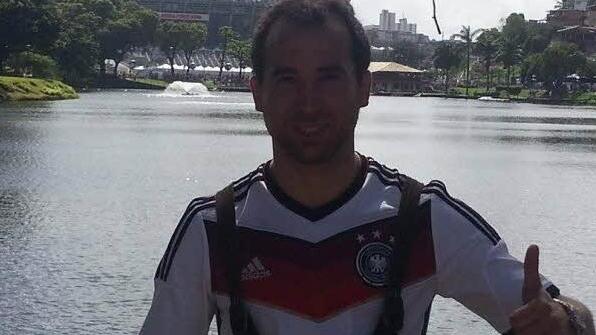 In Lederhose und Deutschland-Trikot zum Spiel. Das hat nicht nur Blicke, sondern auch die Presse auf Frank aufmerksam gemacht.