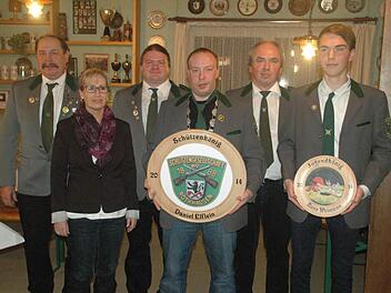 Das neue Königshaus: (von links) Schützenmeister Manfred Beck, stellvertretende Bürgermeisterin Judith Dekant, Volker Mauer, Daniel Elflein, Wolfnag Elflein und René Weimann.  Foto: Daniel Wiener