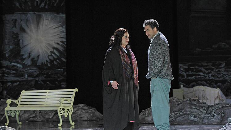 Szene aus der Wiederaufnahme von "La Bohème" in Coburg. Foto: Andrea Kremper