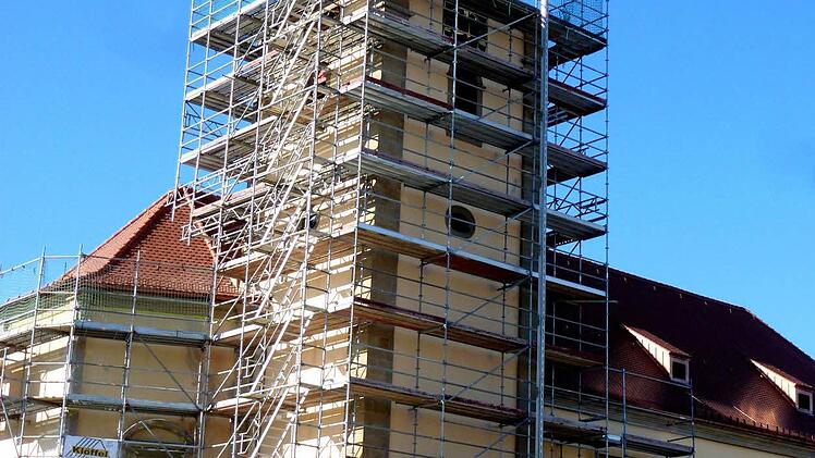Durch unvorhergesehene Arbeiten am Kirchturm, für den die Gemeinde die Baulast trägt, wird der geschätzte Kostenrahmen für die Renovierungsarbeiten ein Stück weit überschritten.