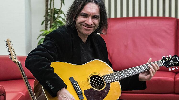 Manfred Kern und Harry Düll (Gitarre) gestalteten eine musikalische Lesung in der Stadtbücherei. Fotos: Jochen Berger
