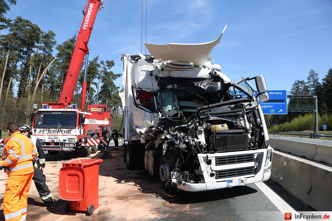 Nürnberg: Lkw-Fahrer verletzt - Container blockiert die A6